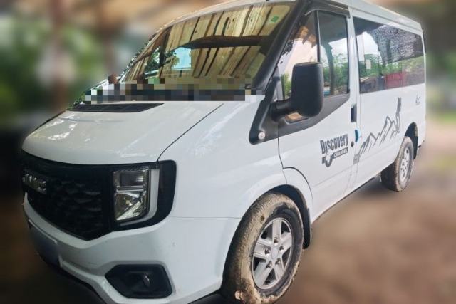 Used JMC Fushun 2023 2.0T Automatic Short-Wheelbase Low-Roof Commercial Van 2/3 Seats with Dual-Opening Tailgate