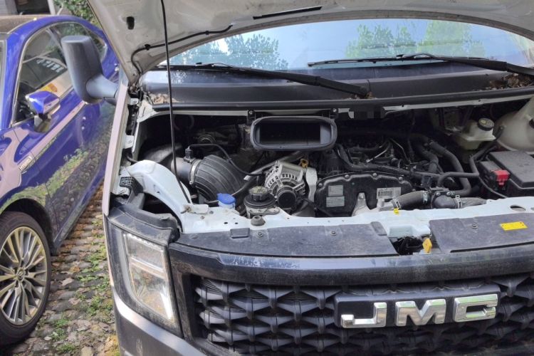Used JMC Fushun 2023 2.0T Automatic Short-Wheelbase Garage-Version Commercial Multi-Purpose 6-Seater Passenger Vehicle Engine Bay Right