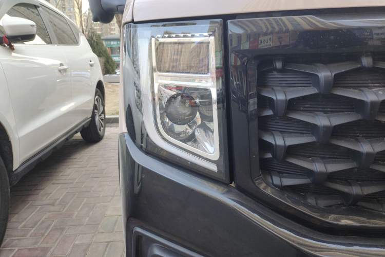 Used JMC Fushun 2023 2.0T Automatic Short-Wheelbase Low-Roof Commercial & Multi-Purpose Passenger Vehicle 6-Seater with Dual-Opening Tailgate Right Front Headlight