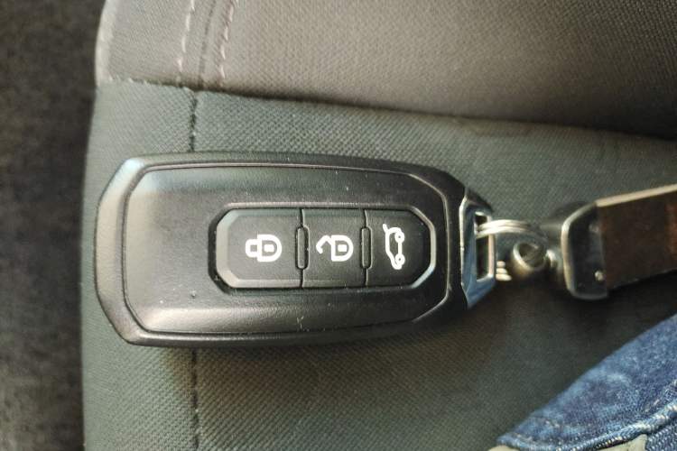 Used JMC Fushun 2023 2.0T Automatic Short-Wheelbase Low-Roof Commercial & Multi-Purpose Passenger Vehicle 6-Seater with Dual-Opening Tailgate Vehicle Key