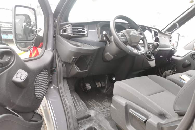 Used JMC Fushun 2024 2.0T Manual Diesel Short-Wheelbase Low-Roof Commercial Multi-Purpose Passenger Vehicle 5 Seats (Double-Swing Tailgate) Driver Seat