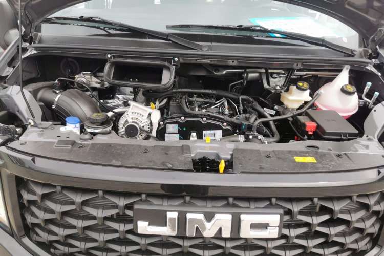 Used JMC Fushun 2024 2.0T Manual Diesel Short-Wheelbase Low-Roof Commercial Multi-Purpose Passenger Vehicle 5 Seats (Double-Swing Tailgate) Engine Bay