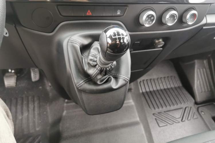 Used JMC Fushun 2024 2.0T Manual Diesel Short-Wheelbase Low-Roof Commercial Multi-Purpose Passenger Vehicle 5 Seats (Double-Swing Tailgate) Gear Lever