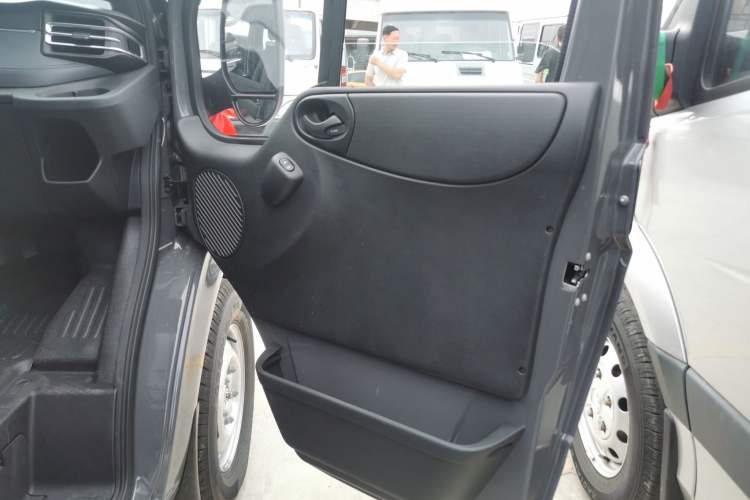 Used JMC Fushun 2024 2.0T Manual Diesel Short-Wheelbase Low-Roof Commercial Multi-Purpose Passenger Vehicle 5 Seats (Double-Swing Tailgate) Interior 2