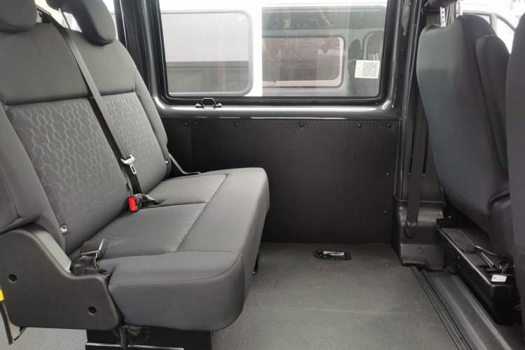 Used JMC Fushun 2024 2.0T Manual Diesel Short-Wheelbase Low-Roof Commercial Multi-Purpose Passenger Vehicle 5 Seats (Double-Swing Tailgate) Interior 3