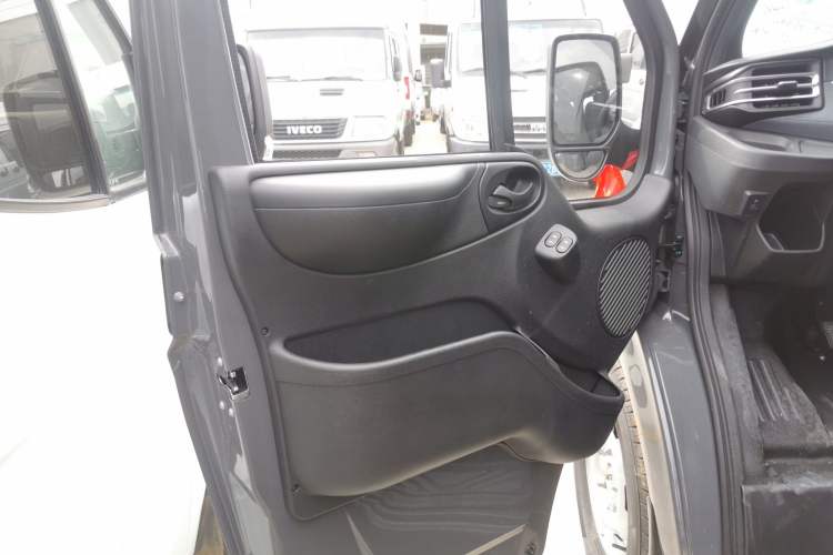 Used JMC Fushun 2024 2.0T Manual Diesel Short-Wheelbase Low-Roof Commercial Multi-Purpose Passenger Vehicle 5 Seats (Double-Swing Tailgate) Interior 4