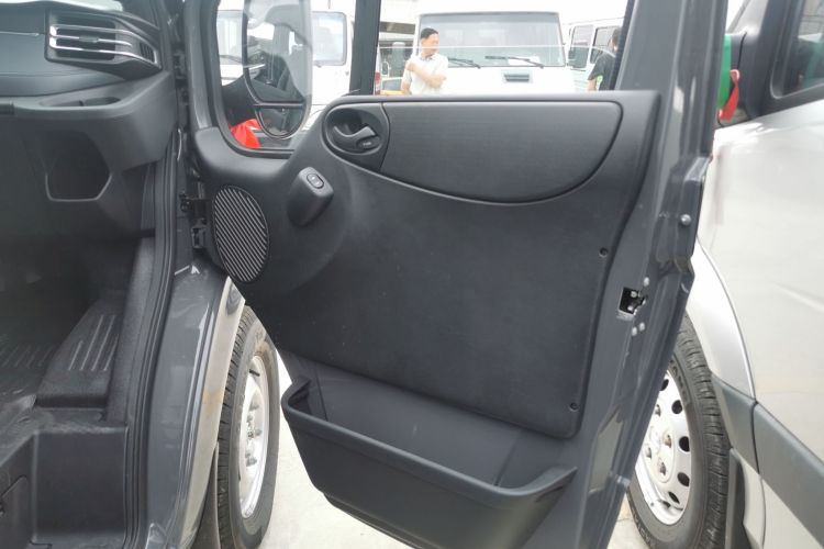 Used JMC Fushun 2024 2.0T Manual Diesel Short-Wheelbase Low-Roof Commercial Multi-Purpose Passenger Vehicle 5 Seats (Double-Swing Tailgate) Interior 5