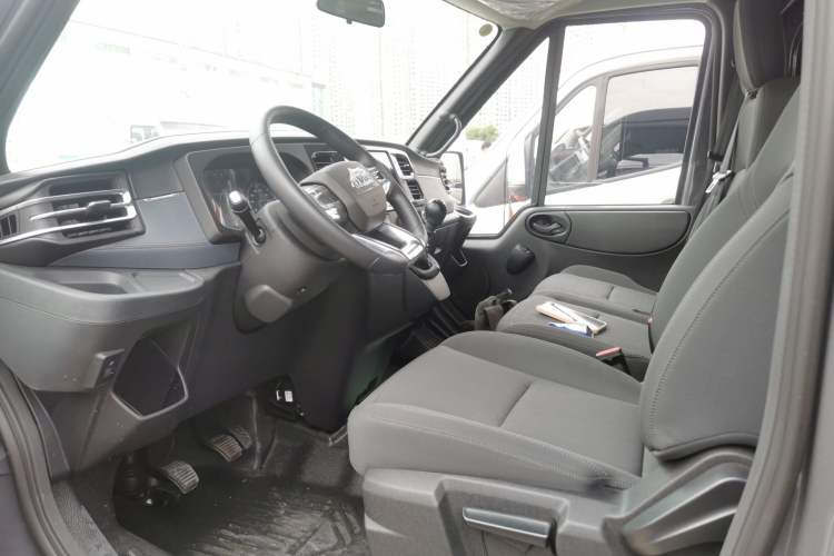 Used JMC Fushun 2024 2.0T Manual Diesel Short-Wheelbase Low-Roof Commercial Multi-Purpose Passenger Vehicle 5 Seats (Double-Swing Tailgate) Left Front Seat