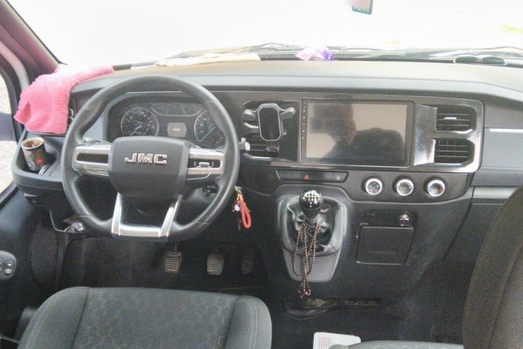 Used JMC Fushun 2024 2.0T Manual Diesel Short-Wheelbase Mid-Roof Commercial Utility MPV with 5 Seats Center Console