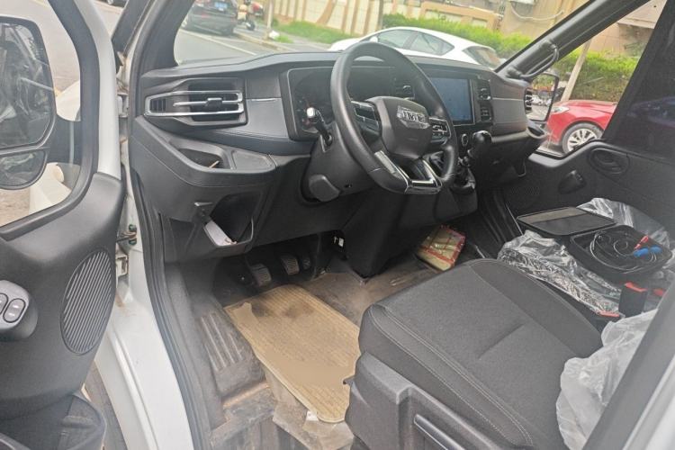 Used JMC Fushun 2024 2.0T Manual Diesel Short-Wheelbase Mid-Roof Commercial Utility MPV with 5 Seats Driver Seat