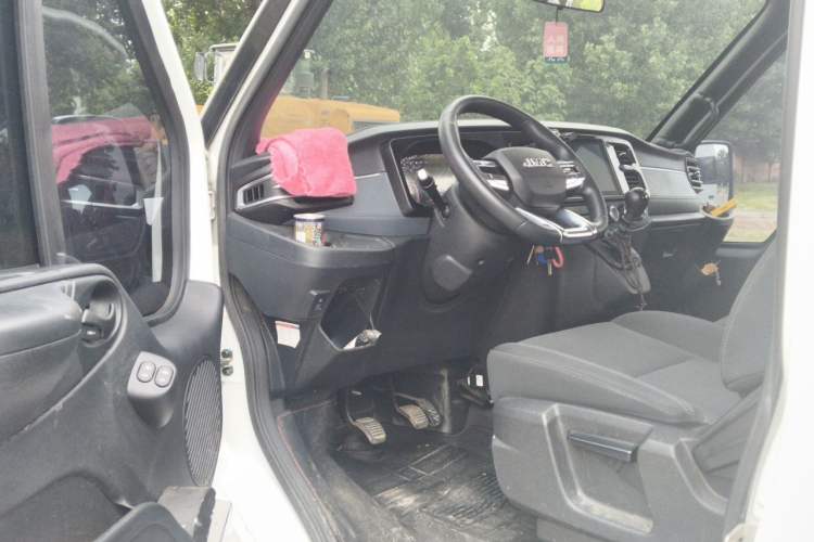 Used JMC Fushun 2024 2.0T Manual Diesel Short-Wheelbase Mid-Roof Commercial Utility MPV with 5 Seats Driver Seat