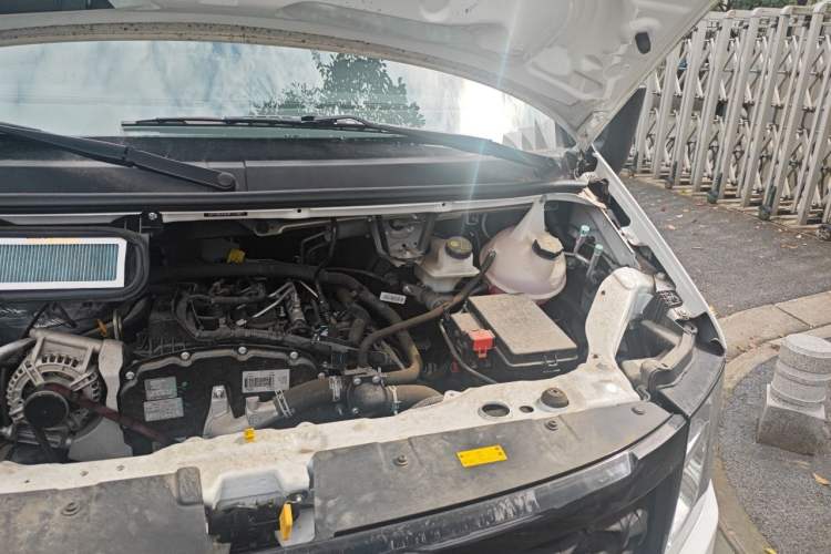 Used JMC Fushun 2024 2.0T Manual Diesel Short-Wheelbase Mid-Roof Commercial Utility MPV with 5 Seats Engine Bay Left