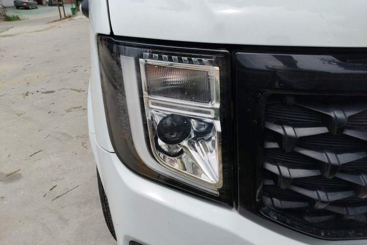 Used JMC Fushun 2024 2.0T Manual Diesel Short-Wheelbase Low-Roof Commercial Multi-Purpose Passenger Vehicle 5 Seats (Double-Swing Tailgate) Right Front Headlight