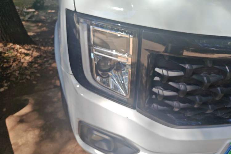 Used JMC Fushun 2024 2.0T Manual Diesel Short-Wheelbase Low-Roof Commercial Multi-Purpose Passenger Vehicle 5 Seats (Double-Swing Tailgate) Right Front Headlight