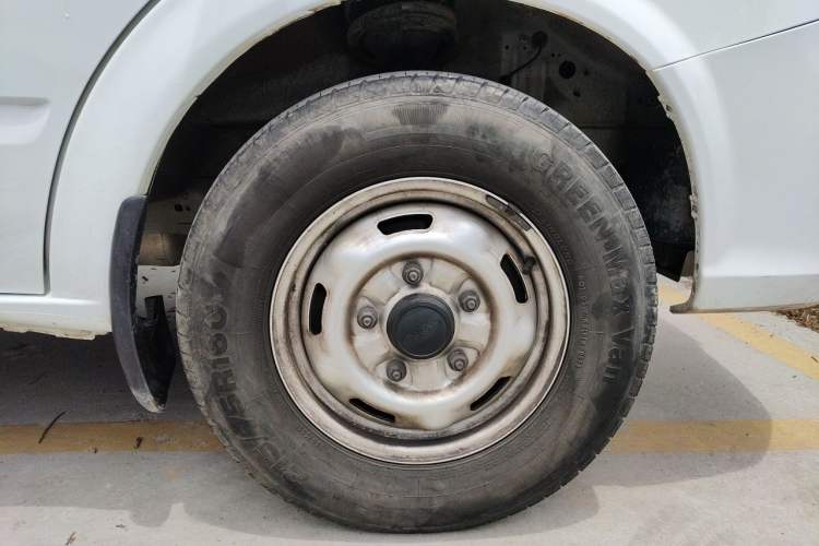 Used JMC Fushun 2024 2.0T Manual Diesel Short-Wheelbase Low-Roof Commercial Multi-Purpose Passenger Vehicle 5 Seats (Double-Swing Tailgate) Right Front Wheel Hub