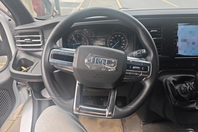 Used JMC Fushun 2024 2.0T Manual Diesel Short-Wheelbase Mid-Roof Commercial Utility MPV with 5 Seats Steering Wheel