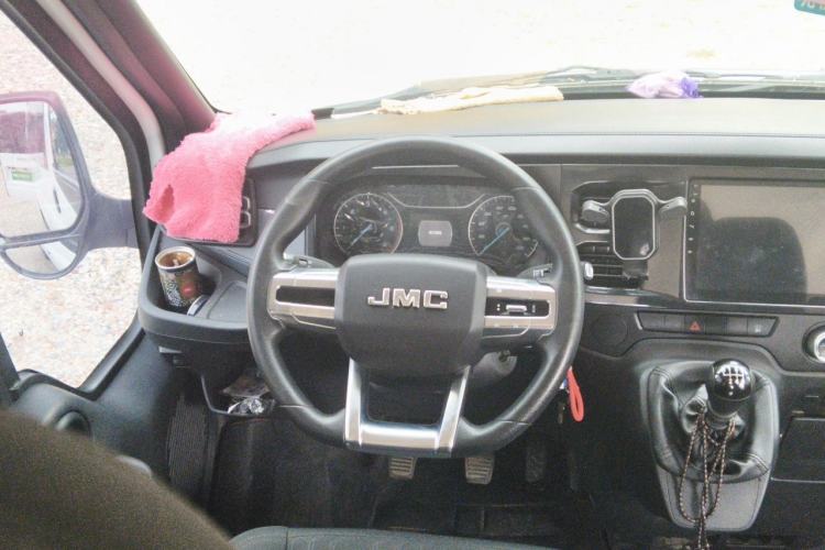 Used JMC Fushun 2024 2.0T Manual Diesel Short-Wheelbase Mid-Roof Commercial Utility MPV with 5 Seats Steering Wheel