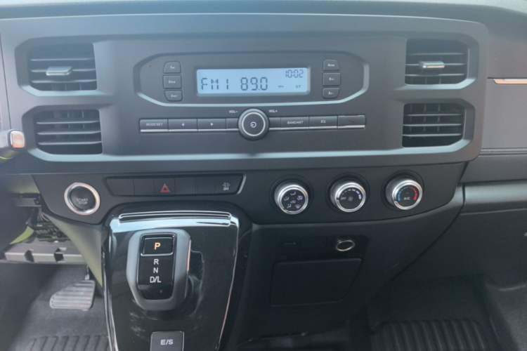 Used JMC Fushun 2025 2.0T 8AT Diesel Short-Wheelbase Low-Roof Business 7-Seater (Non-Commercial) Audio And AC Panel