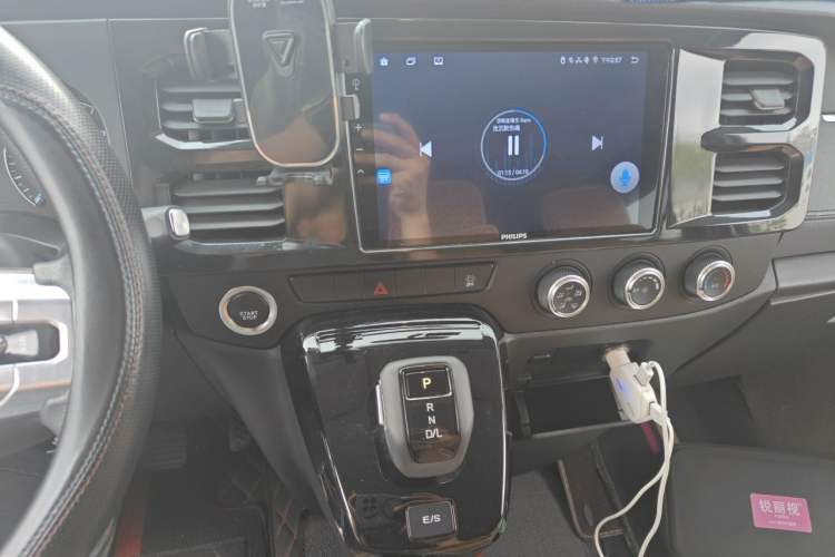 Used JMC Fushun 2025 2.0T 8AT Diesel Mid-Range Mid-Top Commercial Multi-Purpose 7-Seater Passenger Vehicle Audio And AC Panel
