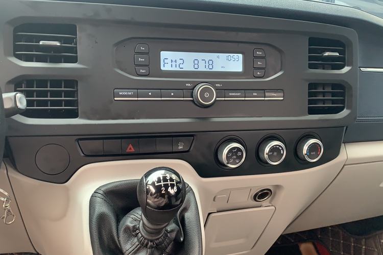 Used JMC Fushun 2025 2.0T 6MT Diesel Mid-Range Business-Class 9-Seater (Non-Commercial) Audio And AC Panel