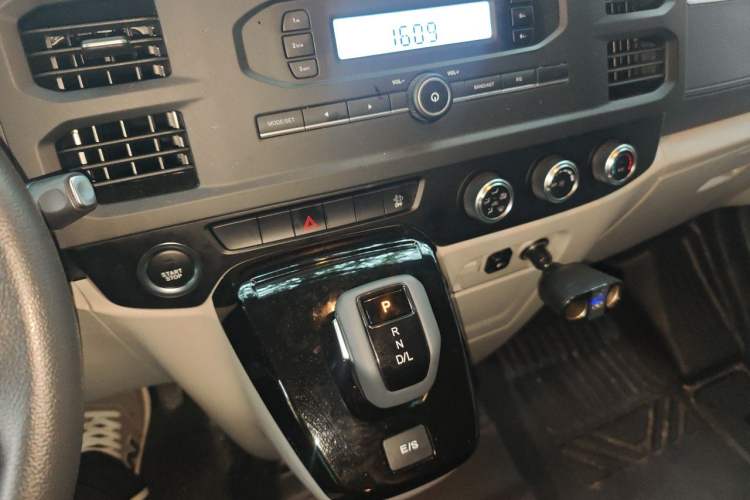 Used JMC Fushun 2025 2.0T 8AT Diesel Mid-Roof Mid-Height Business-Class 9-Seater (Non-Commercial) Audio And AC Panel