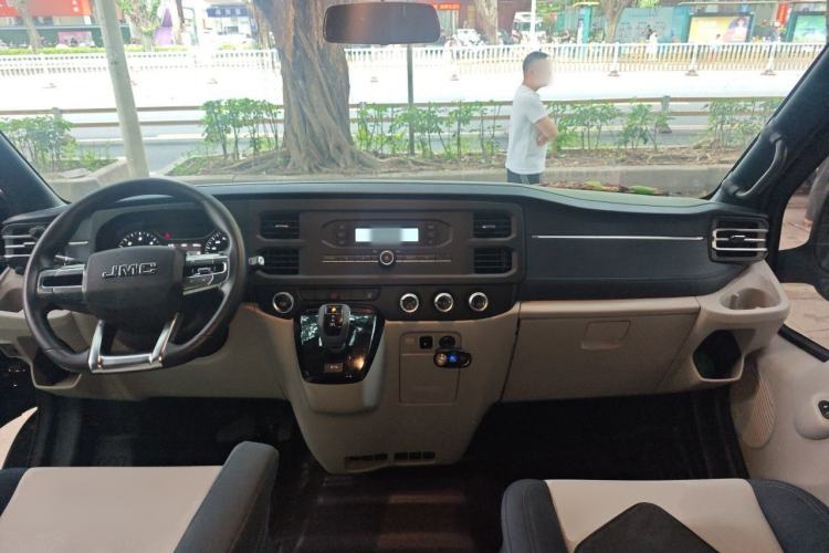 Used JMC Fushun 2025 2.0T 8AT Diesel Mid-Roof Mid-Height Business-Class 9-Seater (Non-Commercial) Center Console
