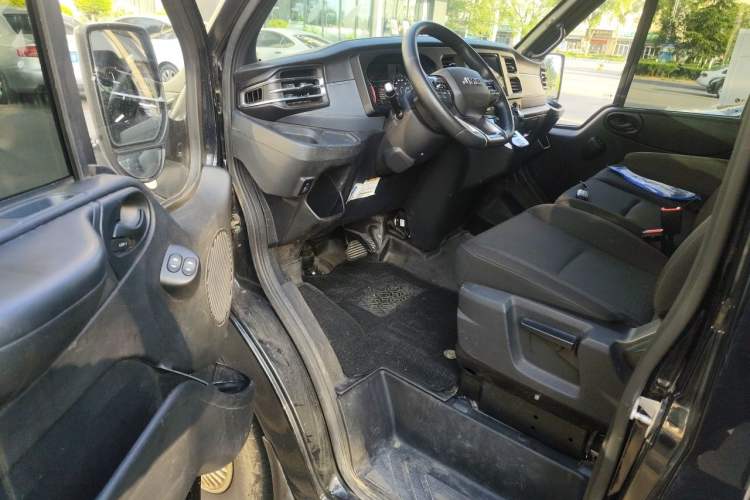 Used JMC Fushun 2025 2.0T 8AT Diesel Short-Wheelbase Low-Roof Commercial Multi-Purpose Passenger Vehicle with 5/6 Seats and Dual-Swing Tailgate Driver Seat