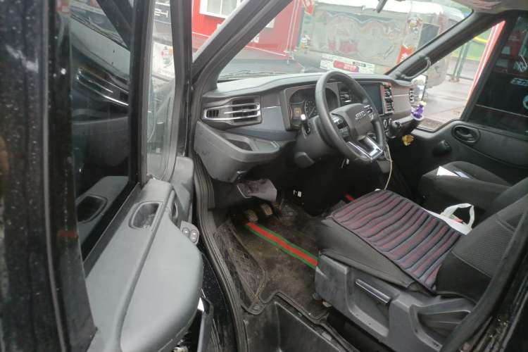 Used JMC Fushun 2025 2.0T 8AT Diesel Mid-Range High-Roof Commercial & Multi-Purpose Passenger Vehicle 5/6 Seats Driver Seat