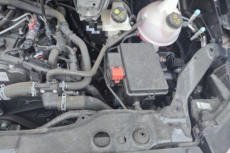 Used JMC Fushun 2025 2.0T 8AT Diesel Mid-Range Mid-Top Commercial Multi-Purpose 7-Seater Passenger Vehicle Engine Bay Left