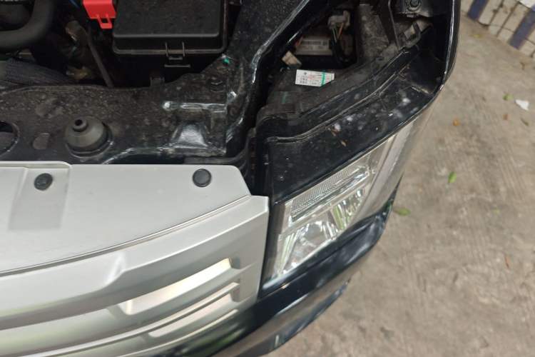 Used JMC Fushun 2025 2.0T 8AT Diesel Mid-Roof Mid-Height Business-Class 9-Seater (Non-Commercial) Engine Bay Left