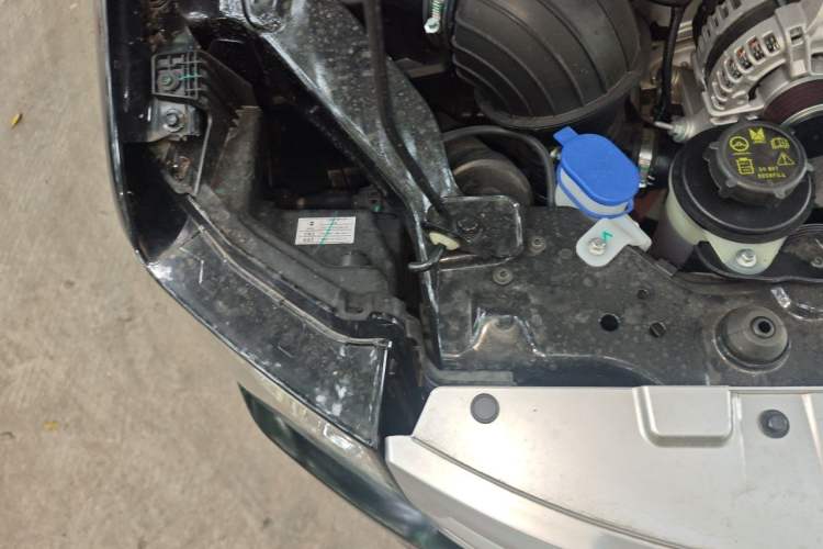 Used JMC Fushun 2025 2.0T 8AT Diesel Mid-Roof Mid-Height Business-Class 9-Seater (Non-Commercial) Engine Bay Right