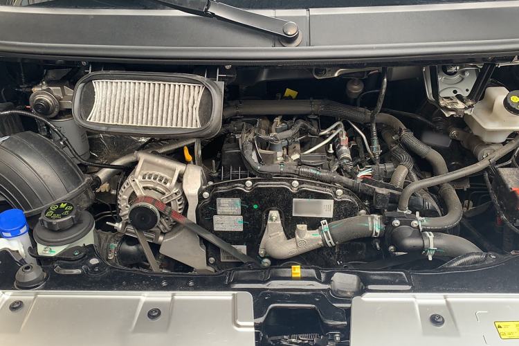 Used JMC Fushun 2025 2.0T 6MT Diesel Mid-Range Business-Class 9-Seater (Non-Commercial) Engine Bay