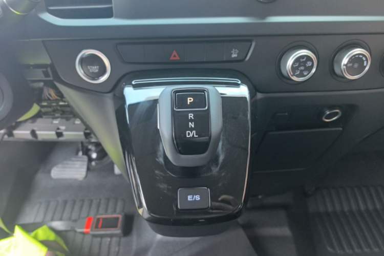 Used JMC Fushun 2025 2.0T 8AT Diesel Short-Wheelbase Low-Roof Business 7-Seater (Non-Commercial) Gear Lever