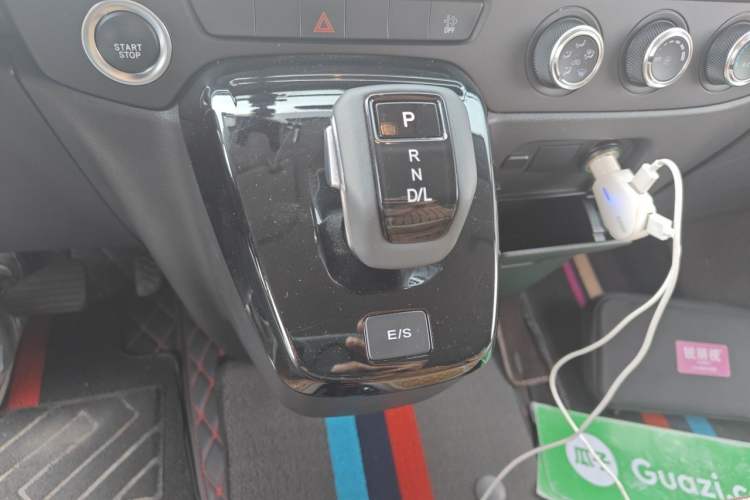 Used JMC Fushun 2025 2.0T 8AT Diesel Mid-Range Mid-Top Commercial Multi-Purpose 7-Seater Passenger Vehicle Gear Lever