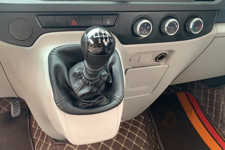 Used JMC Fushun 2025 2.0T 6MT Diesel Mid-Range Business-Class 9-Seater (Non-Commercial) Gear Lever