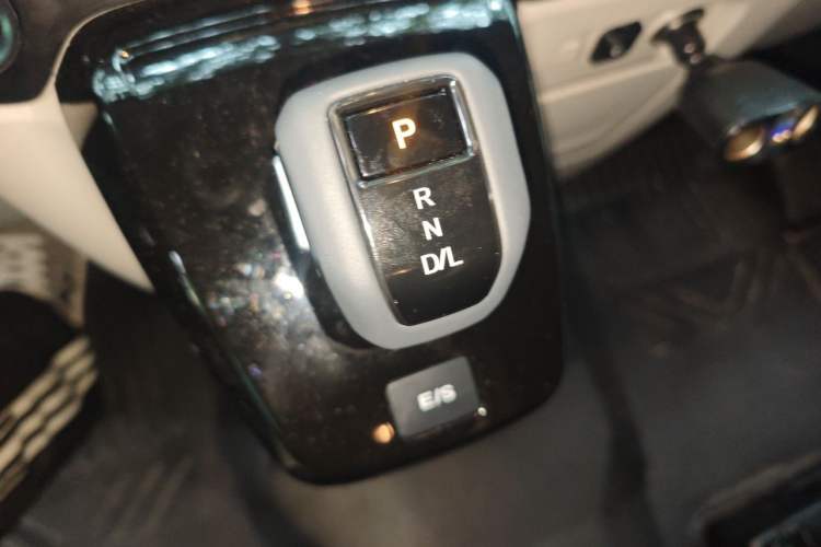 Used JMC Fushun 2025 2.0T 8AT Diesel Mid-Roof Mid-Height Business-Class 9-Seater (Non-Commercial) Gear Lever