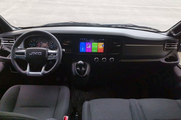 Used JMC Fushun 2025 2.0T 6MT Diesel Short-Wheelbase Low-Roof Commercial Multi-Purpose Passenger Vehicle with 5/6 Seats and Twin-Swing Tailgate Interior 2