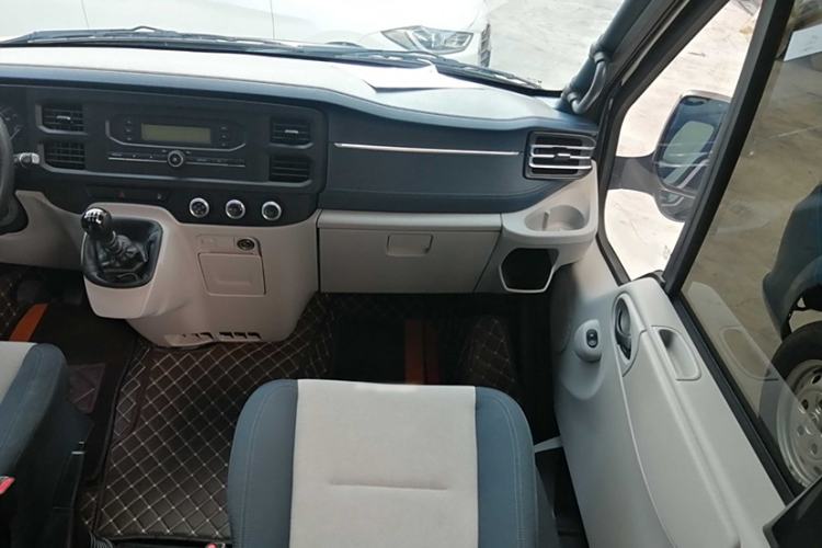 Used JMC Fushun 2025 2.0T 6MT Diesel Mid-Range Business-Class 9-Seater (Non-Commercial) Interior 2