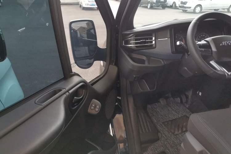 Used JMC Fushun 2025 2.0T 6MT Diesel Short-Wheelbase Low-Roof Commercial Multi-Purpose Passenger Vehicle with 5/6 Seats and Twin-Swing Tailgate Interior 3