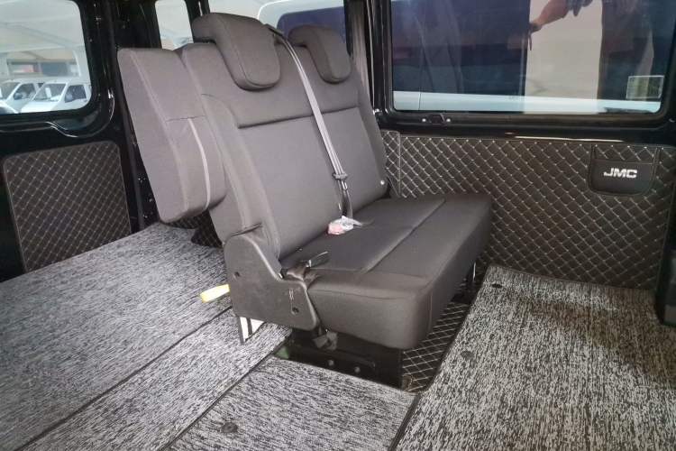 Used JMC Fushun 2025 2.0T 6MT Diesel Short-Wheelbase Low-Roof Commercial Multi-Purpose Passenger Vehicle with 5/6 Seats and Twin-Swing Tailgate Interior 4