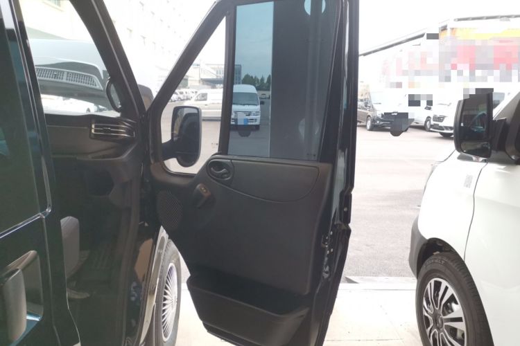 Used JMC Fushun 2025 2.0T 6MT Diesel Short-Wheelbase Low-Roof Commercial Multi-Purpose Passenger Vehicle with 5/6 Seats and Twin-Swing Tailgate Interior 5
