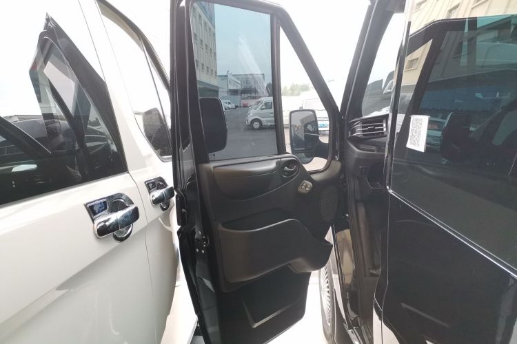 Used JMC Fushun 2025 2.0T 6MT Diesel Short-Wheelbase Low-Roof Commercial Multi-Purpose Passenger Vehicle with 5/6 Seats and Twin-Swing Tailgate Interior 7