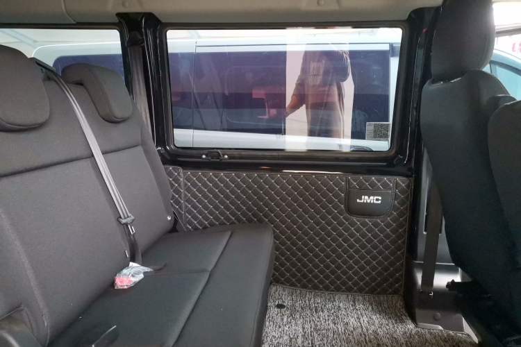 Used JMC Fushun 2025 2.0T 6MT Diesel Short-Wheelbase Low-Roof Commercial Multi-Purpose Passenger Vehicle with 5/6 Seats and Twin-Swing Tailgate Interior 8