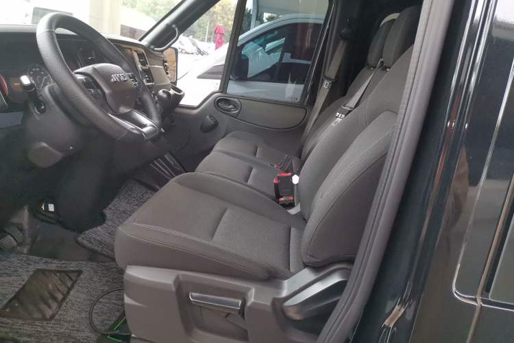 Used JMC Fushun 2025 2.0T 6MT Diesel Short-Wheelbase Low-Roof Commercial Multi-Purpose Passenger Vehicle with 5/6 Seats and Twin-Swing Tailgate Left Front Seat
