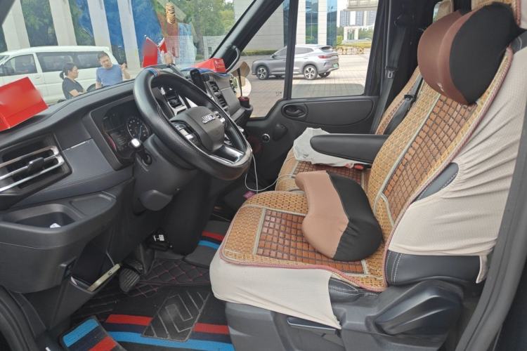 Used JMC Fushun 2025 2.0T 8AT Diesel Mid-Range Mid-Top Commercial Multi-Purpose 7-Seater Passenger Vehicle Left Front Seat