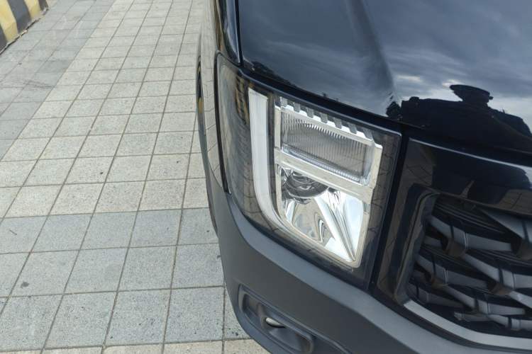Used JMC Fushun 2025 2.0T 8AT Diesel Mid-Range Mid-Top Commercial Multi-Purpose 7-Seater Passenger Vehicle Right Front Headlight