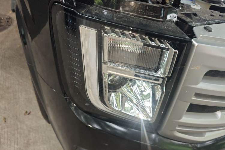 Used JMC Fushun 2025 2.0T 8AT Diesel Mid-Roof Mid-Height Business-Class 9-Seater (Non-Commercial) Right Front Headlight