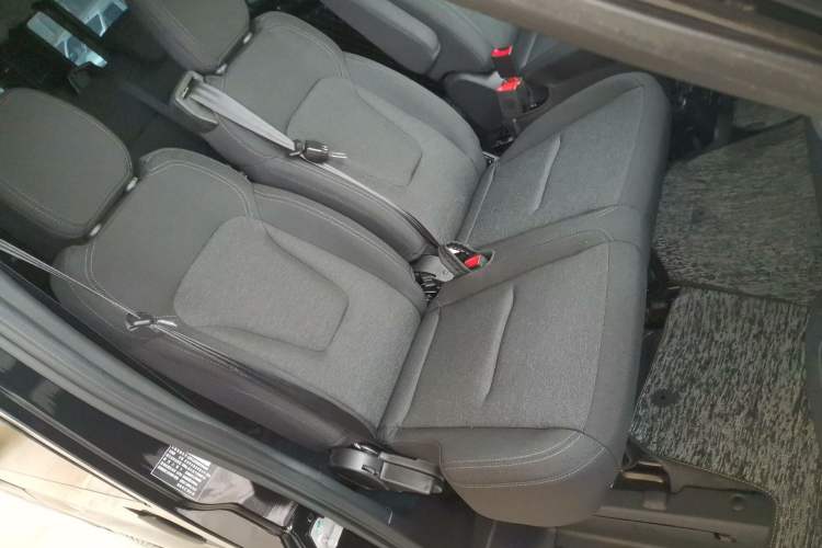 Used JMC Fushun 2025 2.0T 6MT Diesel Short-Wheelbase Low-Roof Commercial Multi-Purpose Passenger Vehicle with 5/6 Seats and Twin-Swing Tailgate Right Front Seat
