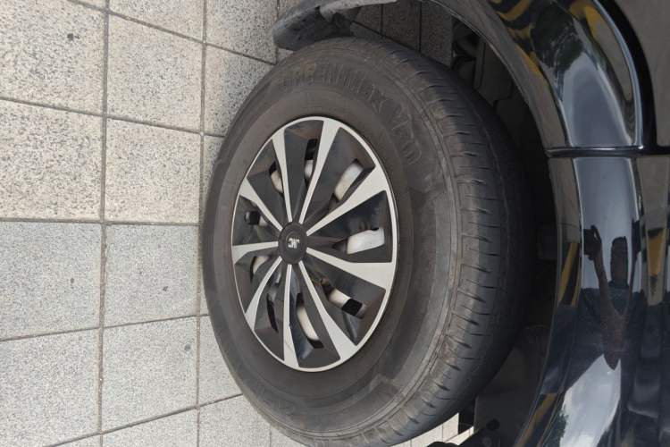 Used JMC Fushun 2025 2.0T 8AT Diesel Mid-Range Mid-Top Commercial Multi-Purpose 7-Seater Passenger Vehicle Right Front Wheel Hub