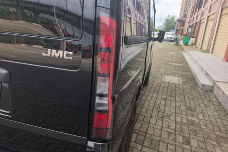 Used JMC Fushun 2025 2.0T 8AT Diesel Short-Wheelbase Low-Roof Business 7-Seater (Non-Commercial) Right Rear Taillight